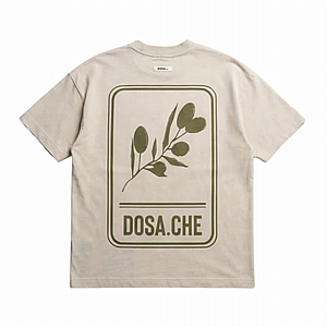 DOSA.CHE – חולצה טי שרט קצרה צבע בז' עם לוגו דוסה DOSA.CHE – חולצה טי שרט קצרה צבע בז' עם לוגו דוסה